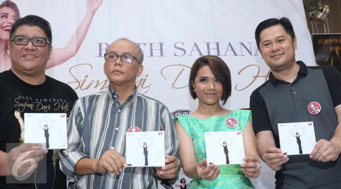 Ruth Sahanaya (kedua kanan) memperlihatkan album terbarunya 