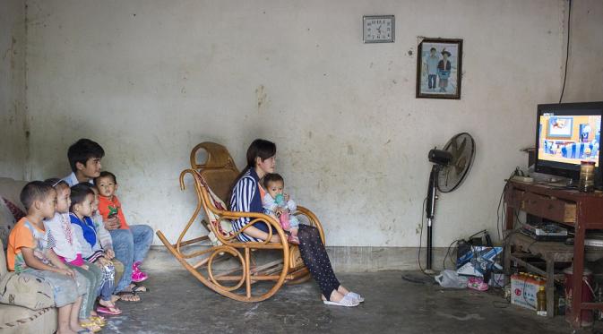 Seorang fotografer bernama Muyi Xiao mengabadikan potret kehidupan pasangan remaja yang menikah di usia 13 tahun. Sumber: Dailymail