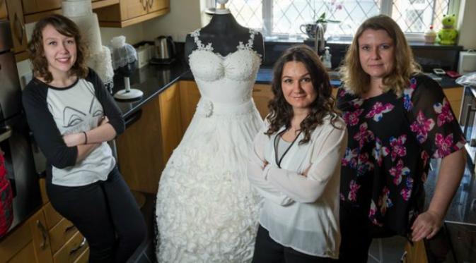 Adalah pematung kue Sylvia Elba, Linka Rnic, dan Yvette Marner yang berhasil menyelesaikan gaun pengantin itu selama lebih dari 300 jam. (Mirror.co.uk)