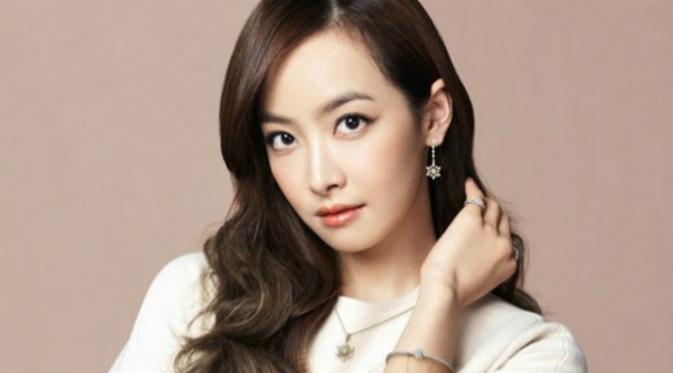 Victoria F(x)'s menjalin hubungan dengan aktor cina, Yang Yang (via Soompi.com)