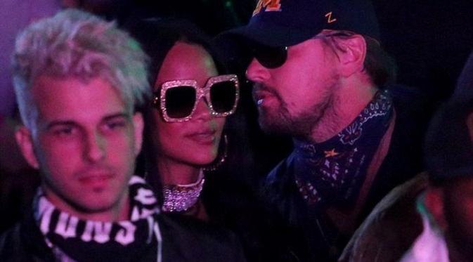 Rihanna kepergok jalan bareng dengan Leonardo DiCaprio (via Aceshowbiz.com)