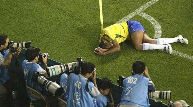 Aksi diving Rivaldo ketika Brasil menghadapi Turki pada Piala Dunia 2002. (dok. Telegraph)