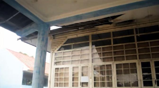 Gedung tempat PSSI dilahirkan, tepatnya di gedung Handeprojo, Yogyakarta dalam kondisi menyedihkan. Beberapa bagian rusak, mulai atap dan jendela. (Bola.com/Rommi Syahputra)