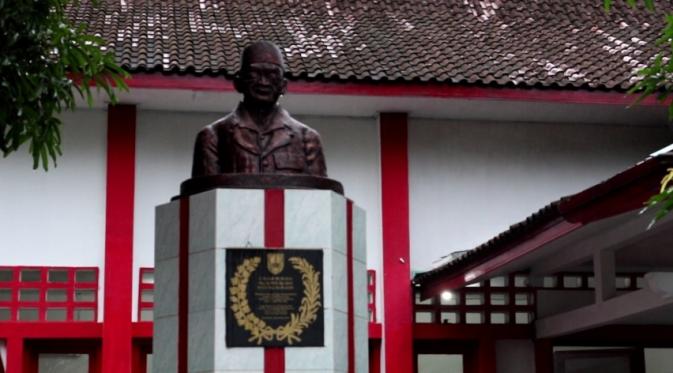 Patung Soeratin, pendiri PSSI di depan Balai Persis Solo, tempat digelarnya Kongres PSSI pertama periode 1930-1940. (Bola.com/Nicklas Hanoatubun)