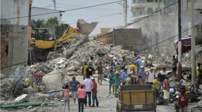 Bangunan yang runtuh akibat gempa di kota Pedernales, Ekuador (AFP).