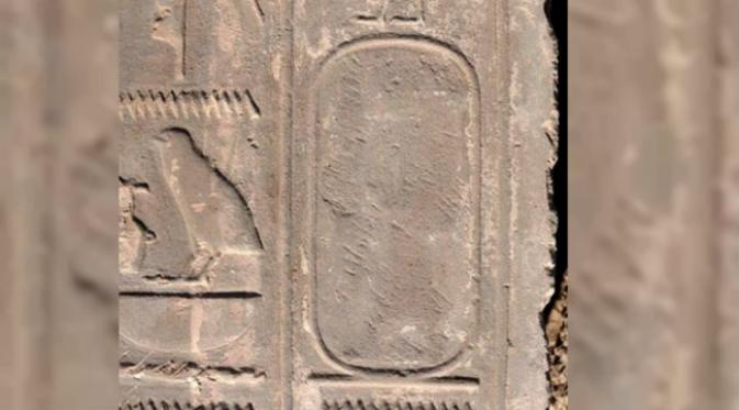 Suatu ukiran pada batu yang menunjukkan pengikisan citra Hatshepsut sebagai wanita. (Sumber Ancient Origins) 