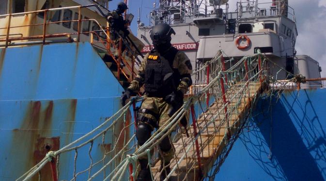 Kapal FV Viking ditangkap di Batam. (Liputan6.com/Ajang Nurdin)