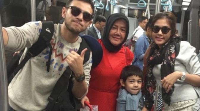 Rifky Balweel ajak anak dan pacar pergi ke Hong Kong [foto: instagram/bibyalraen13]