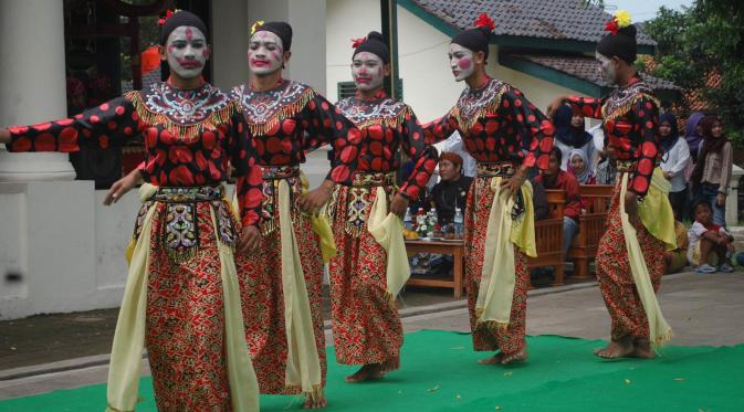 Laki-laki penari Ronggeng Bugis. (Liputan6.com/Panji Prayitno)
