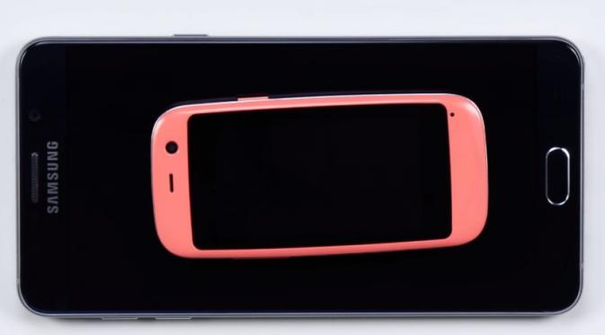 Posh Mobile Micro X S240, smartphone terkecil di dunia (Sumber: BGR)