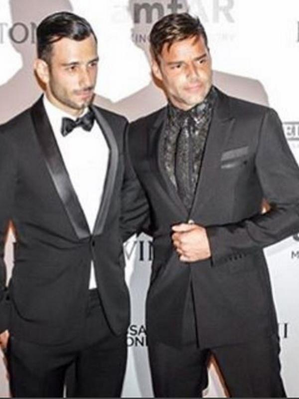 Jwan Yosef tampak memeluk pinggang Ricky Martin saat menghadiri acara amFar (via Instagram.com/Jwan Yosef)
