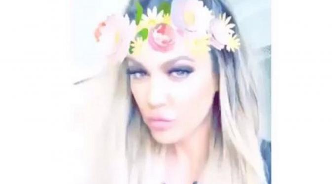 Khloe Kardashian menggunakan aksesoris bunga yang menawan dan indah (via instagram.com/khloesnapchats)