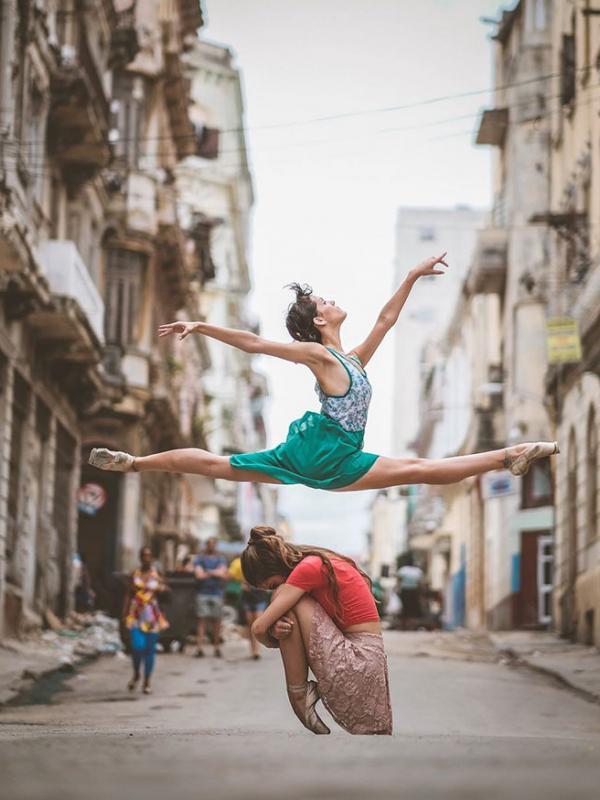 Penari balet latihan di jalanan Kuba. (Via: boredpanda.com)