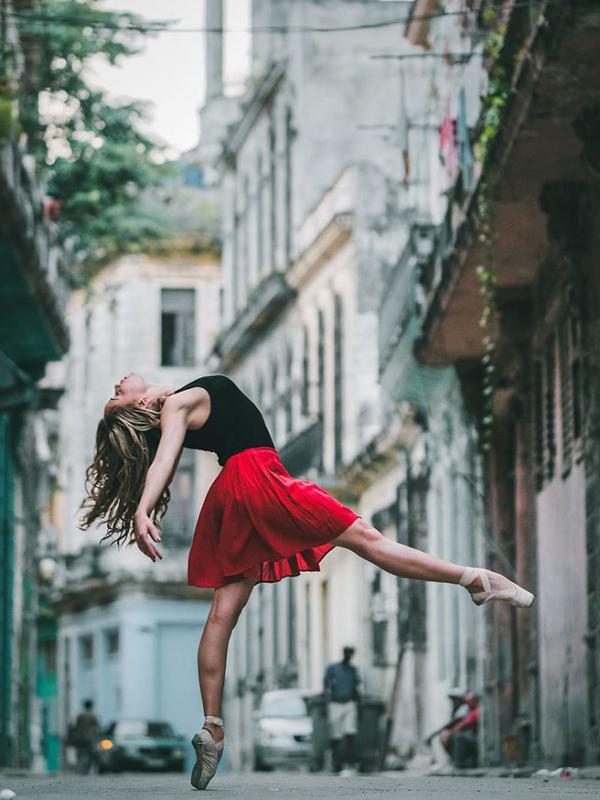 Penari balet latihan di jalanan Kuba. (Via: boredpanda.com)