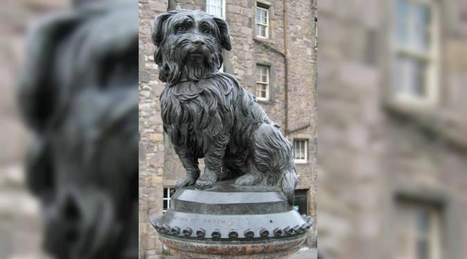 Patung Greyfriars Bobby di Edinburgh, Skotlandia. 