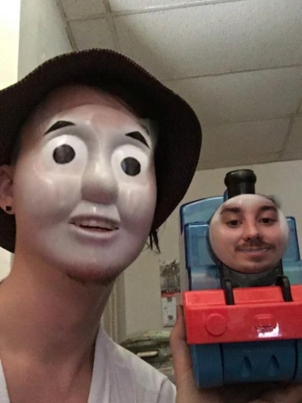 Face swap sama mainan. (Via: imgur.com)