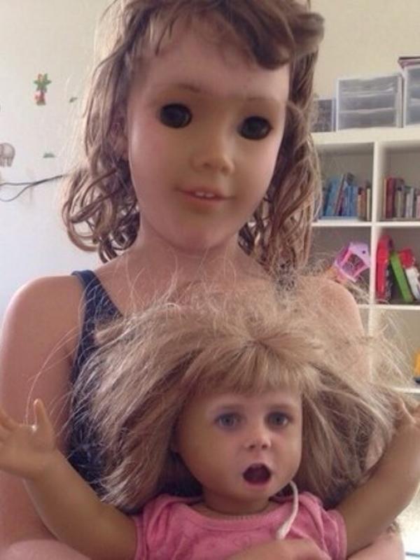Face swap sama boneka. (Via: imgur.com)