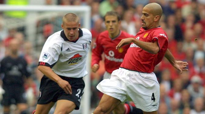 Juan Sebastian Veron (kanan) saat masih berseragam MU tampil di sebuah laga Liga Primer Inggris menghadapi Fulham. (AFP/Odd Andersen)