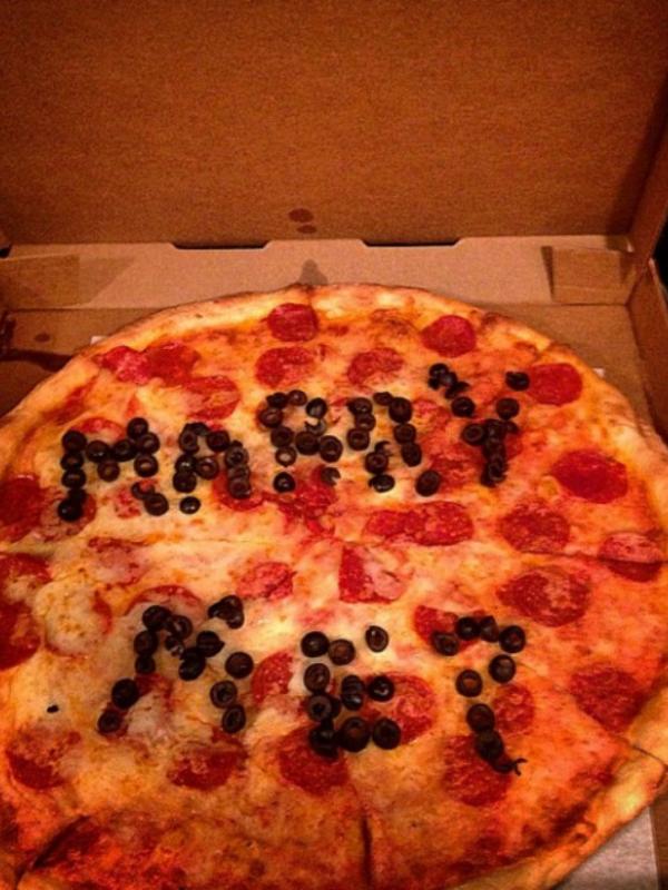Melamar Pakai Pizza, 10 Pria Ini Beruntung karena Nggak Ditolak. (Foto:Buzzfeed.com)