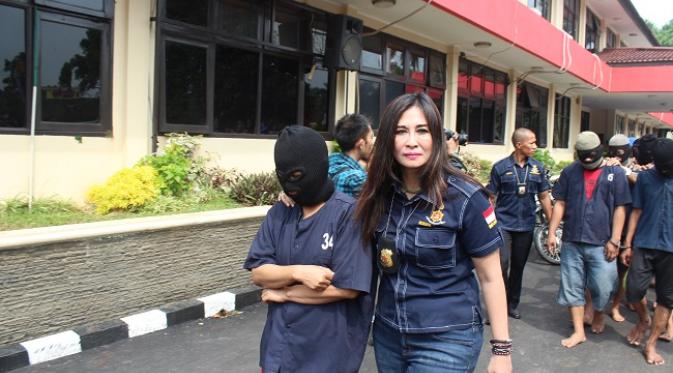 Kasat Narkotika Ajun Komisaris Polisi (AKP) Yuni Purwanti Kusuma Dewi saat meringkus tersangka (dokumentasi pribadi)