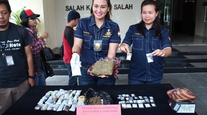 Kasat Narkotika Ajun Komisaris Polisi (AKP) Yuni Purwanti Kusuma Dewi  membeberkan barang bukti sitaan