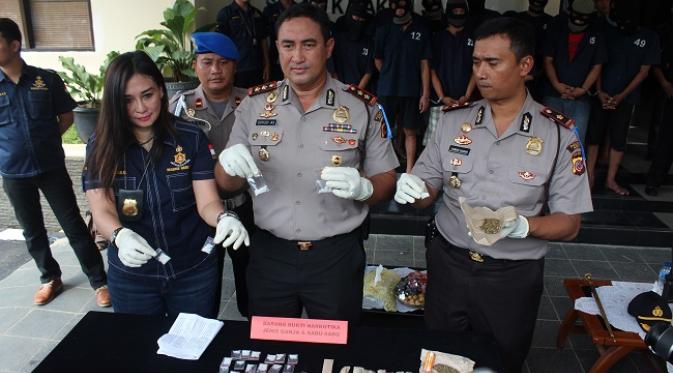 Kasat Narkotika Ajun Komisaris Polisi (AKP) Yuni Purwanti Kusuma Dewi bersama Kapolres Bogor AKBP Suyudi Ario Seto