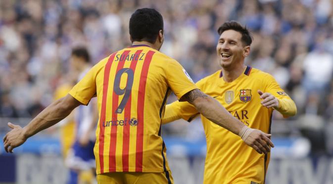 Luis Suarez merayakan golnya bersama Lionel Messi saat melawan Deportivo La Coruna pada lanjutan  La Liga di Stadion Riazor, La Coruna, Kamis (21/4/2016) dini hari WIB. Barcelona menang telak 8-0. (Reuters/Miguel Vidal)