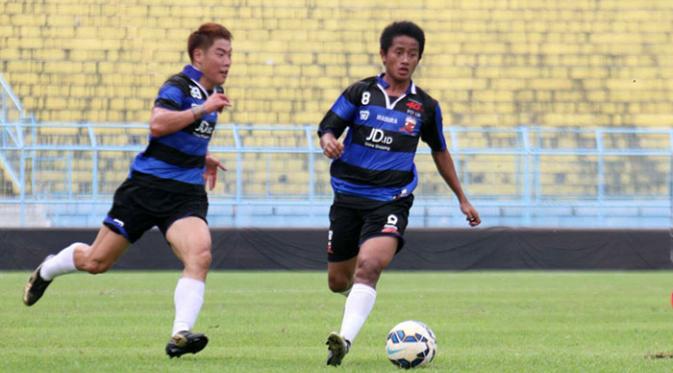 Jeong Kwang-sik (kanan) dan Bayu Gatra mendapat penilaian berbeda dari pelatih Madura United, Gomes de Oliveira. (Bola.com/Robby Firly)