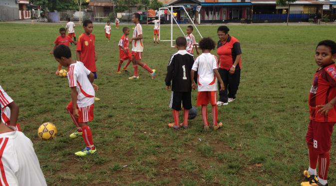 Nenek Ai, kartini asal Papua, berlatih sepak bola dengan anak didiknya. (Liputan6.com/Katharina Janur)
