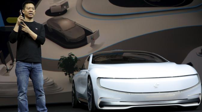 CEO LeEco, Jia Yueting mengendalikan melalui perintah suara dari smartphonenya saat memperkenalkan mobil listrik di Beijing, China (20/4). Mobil listrik pertama buatan LeEco ini dapat melaju self-driving atau tanpa awak. (REUTERS/Damir Sagolj)