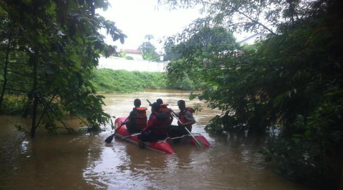 Petugas menyisiri sungai mencari potongan jasad Nuri yang dimutilasi (Liputan6.com/ Pramita Tristiawati)