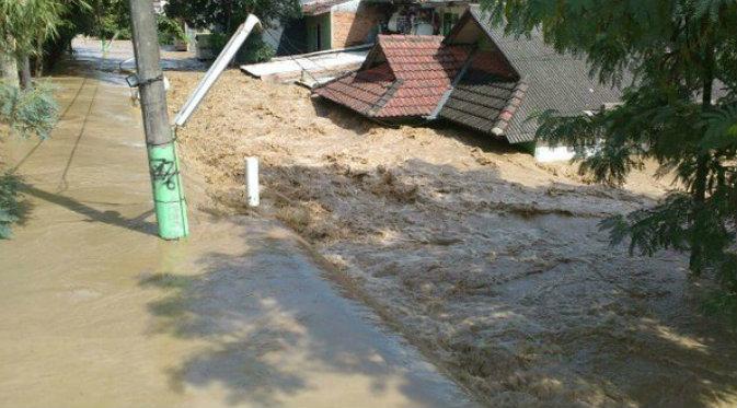 Banjir di Pondok Gede Permai. (@TMCPoldaMetro)