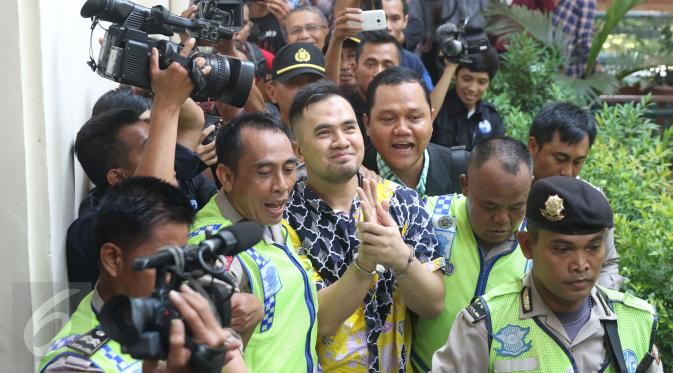 Penyanyi Dangdut, Saipul Jamil (tengah) saat tiba di pengadilan Jakarta Utara, Kamis (21/04). Saipul Jamil  akan menjalani sidang perdananya dalam kasus pencabulan. (Liputan6.com/Herman Zakharia)