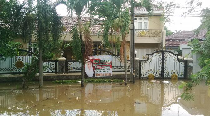 Rumah Hasnaeni 'Wanita Emas' terendam banjir. (Luqman Rimadi/Liputan6.com)