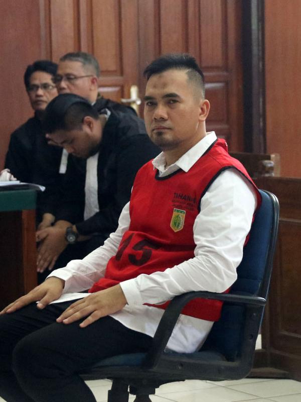 Saipul Jamil di dalam ruang persidangan untuk menjalani sidang dugaan pelecehan seksual terhadap remaja DS di Pengadilan Negeri Jakarta Utara, Kamis (21/4/2016). [Foto: Herman Zakharia/Liputan6.com]