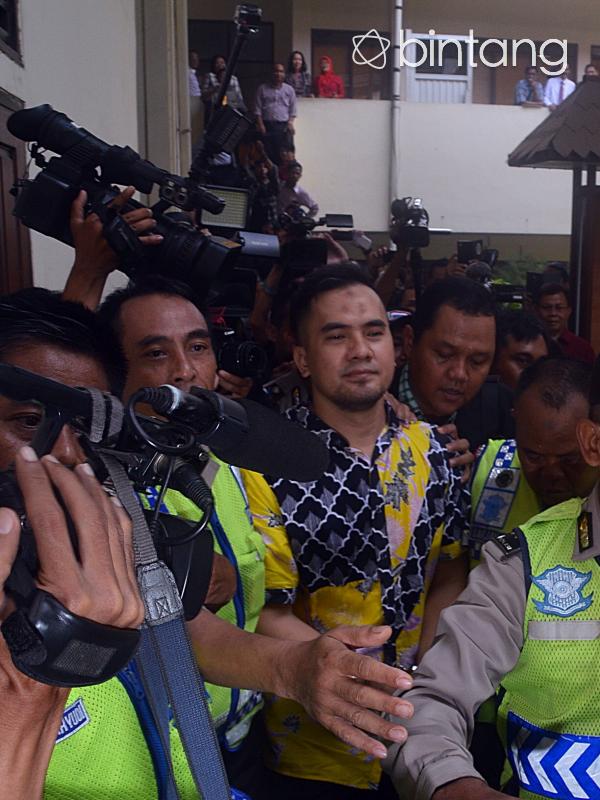 Mantan suami Dewi Perssik ini mendapat pengawalan ketat dari pihak kepolisian. (Andy Masela/Bintang.com)