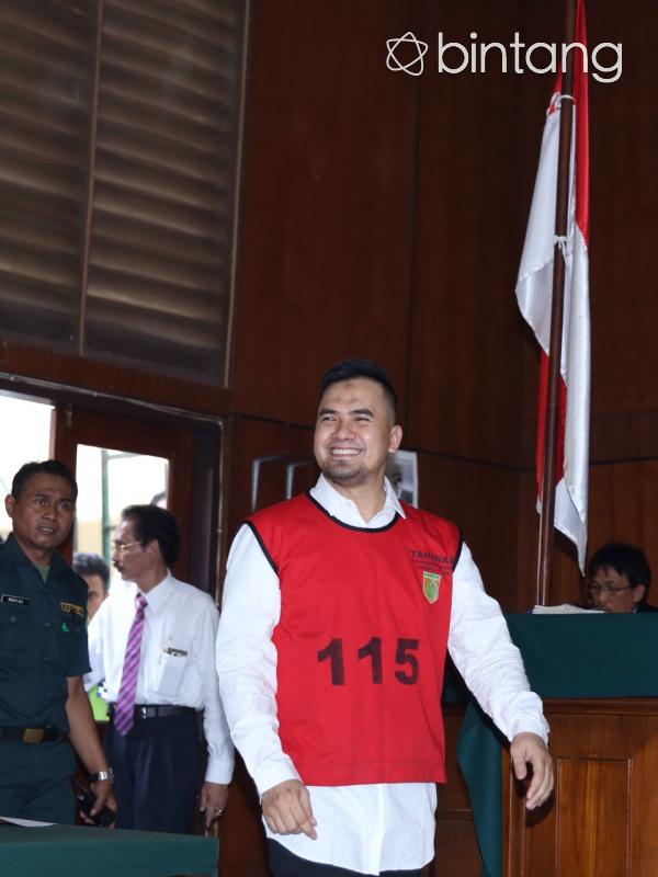 Sebelum menjalani sidangnya, Saipul Jamil dibawa ke sel tahanan Pengadilan Negeri Jakarta Utara. Ia pun berdendang menyanyikan lagu Narapidana milik Rhoma Irama. (Andy Masela/Bintang.com)