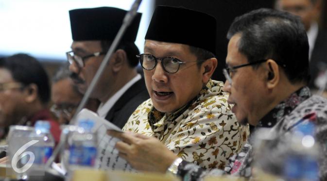 Menag Lukman Hakim Saifuddin berdiskusi saat Rapat Kerja dengan Komisi VIII DPR RI, Jakarta, Kamis (21/4). Rapat tersebut membahas peningkatan pelayanan dan perlindungan kepada Jemaah Haji (Liputan6.com/Johan Tallo) 