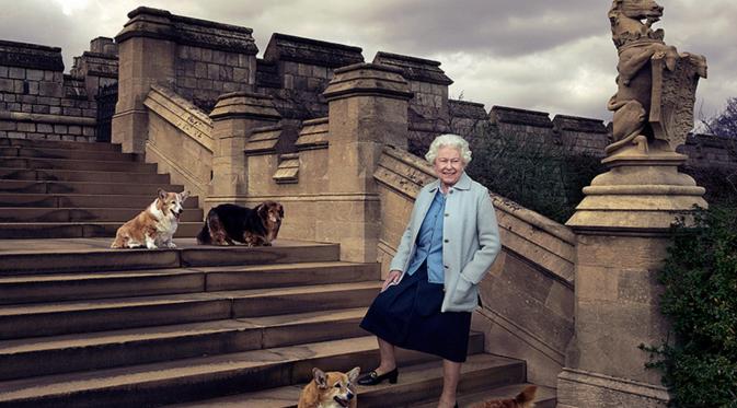 Potret Ratu Elizabeth dengan anjing kesayangannya (via People.com)