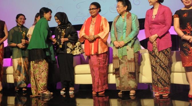 Desainer dan Pemilik brand ETU, Restu Anggraini saat terima penghargaan sebagai Perempuan Hebat Indonesia dari ibu Titiek Puspa  (foto Helmi Afandi)
