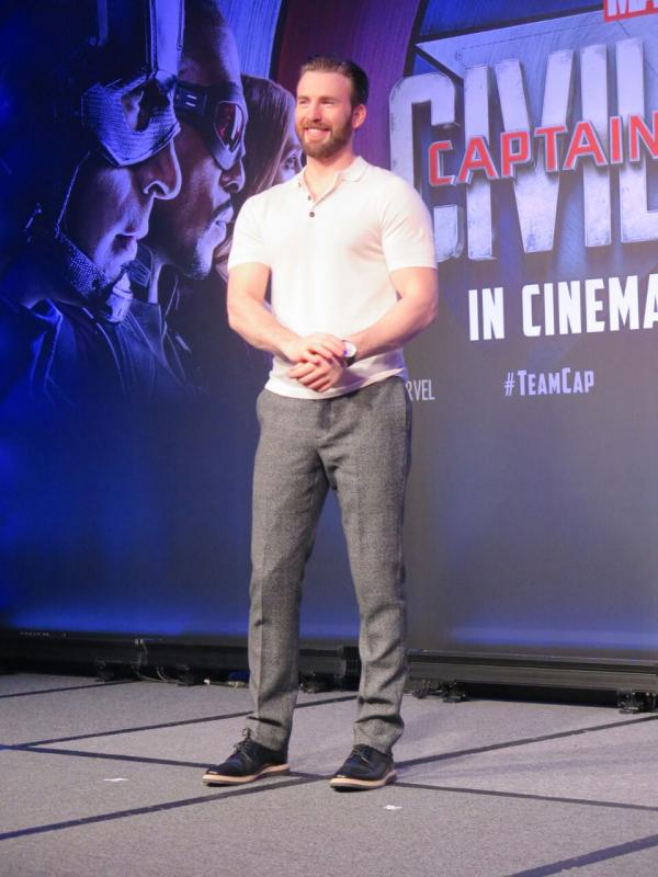 Chris Evans saat mendatangi fanmeeting Captain America: Civil War di Singapura, Kamis (21/4/2016). (Foto: Desika Pemita)