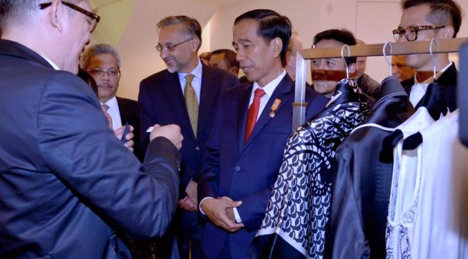Di tengah agenda kunjungan Presiden Jokowi, beliau menyempatkan diri melihat karya desainer tanah air yang membuka gerai pop-up di London.