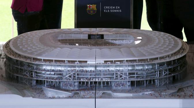 Maket proyek pemugaran Stadion Camp Nou di tampilkan saat presentasi di Barcelona, Spanyol (21/4). Barcelona mengumumkan Stadion Camp Nou akan direnovasi dan dijadwalkan proyek akan dimulai pada musim 2017-18 hingga musim 2021-22. (REUTERS/Albert Gea)