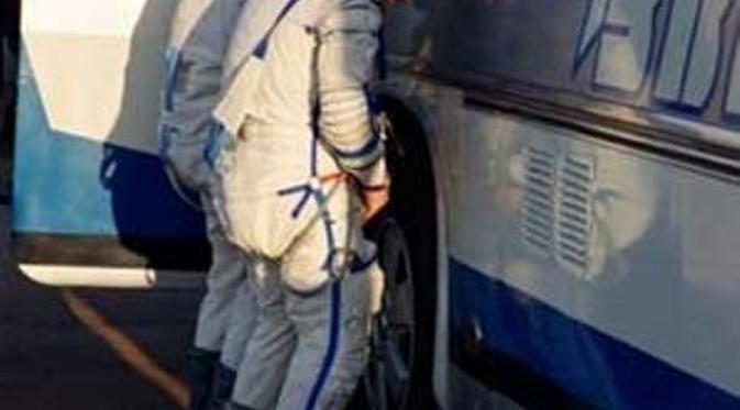 Kebiasaan mengencingi ban bus yang mengantarkan para astronot ke anggar (Todayifoundout.com).