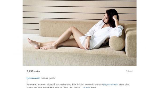 Tyas Mirasih Pose di Sofa dengan Kemeja Tanpa Celana [foto: instagram/tyasmirasih]
