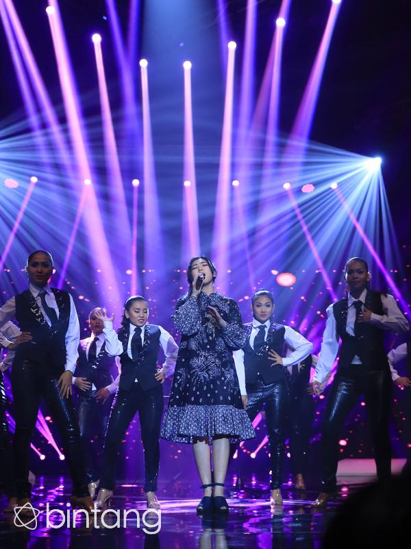 Isyana Sarasvati ketika tampil di The Biggest Concert: Perempuan Hebat Indonesia. (Adrian Putra/Bintang.com)