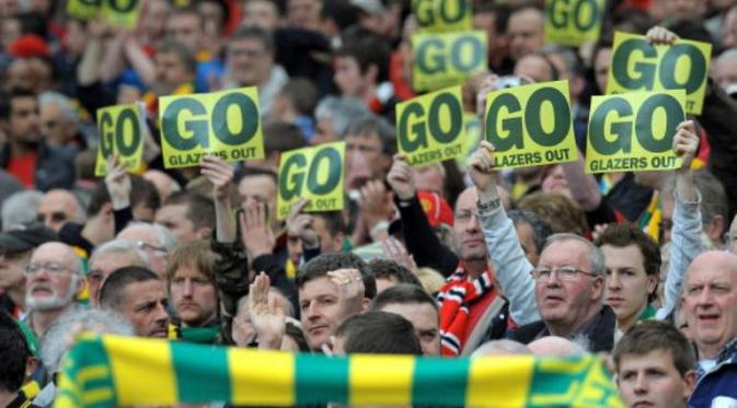 Beberapa kelompok suporter Manchester United menuntut Keluarga Glazer untuk pergi dari klub. (AFP/Andrew Yates)