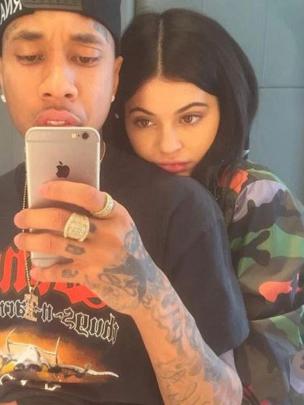 Tyga dan Kylie Jenner (via HollywoodLife.com)