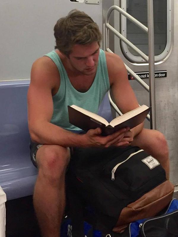 Di Balik Buku yang Tebal Ada Pria Tampan yang Pantas Jadi Pacar. (Foto: Facebook)