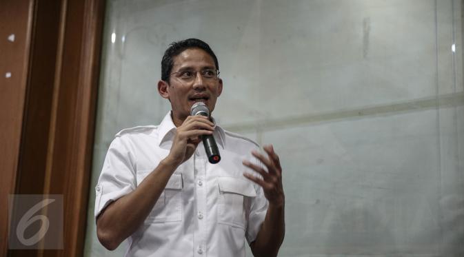 Balon Gubernur DKI Jakarta Sandiaga Uno memberikan keterangan pers di DPD Demokrat, Jakarta, (22/4). Sandiaga Uno disambut hangat oleh para pejabat DPD Demokrat Jakarta. (Liputan6.com/Faizal fanani)